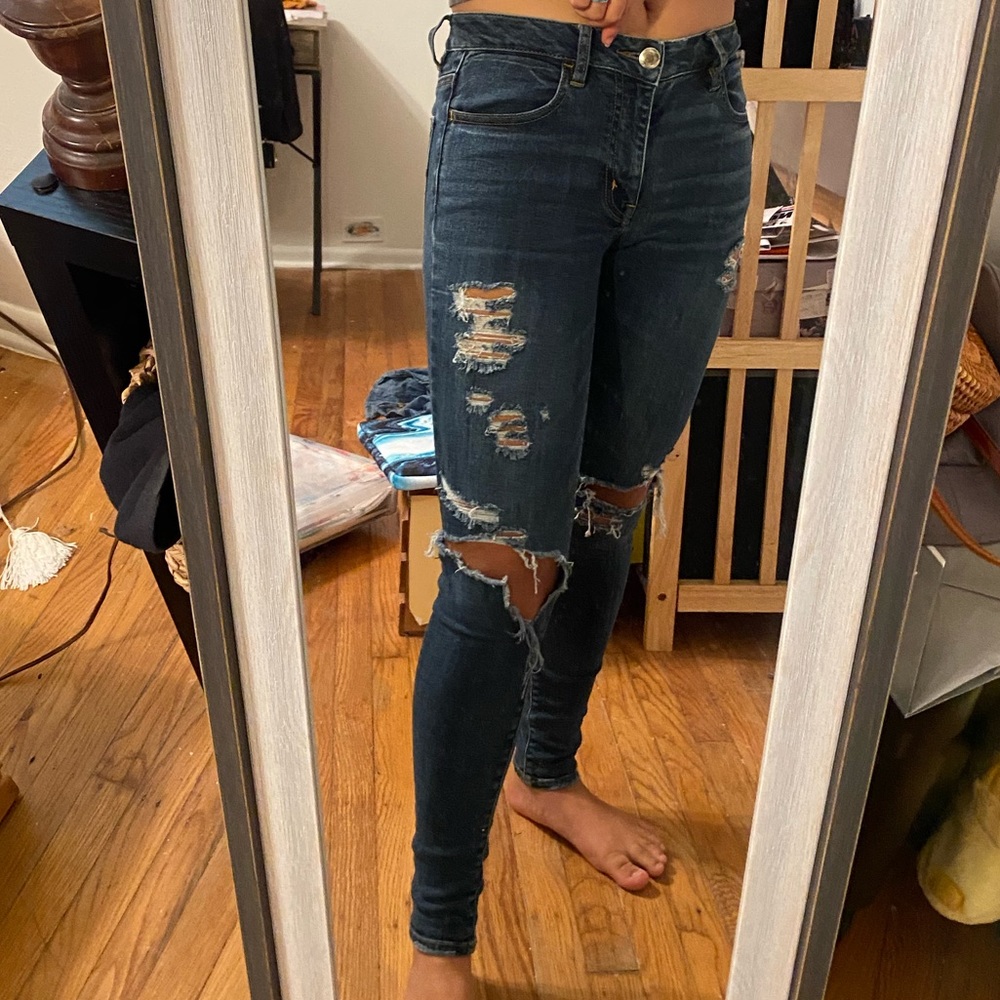 AMERICAN EAGLE RIPPED JEANS